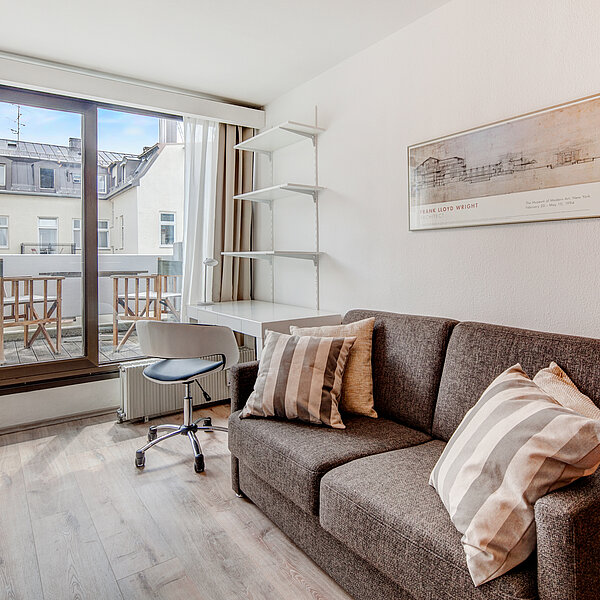 Maxvorstadt: Amalienstraße, Kleines Refugium mit Dachterrasse und Tiefgarage - frei ab 10/26