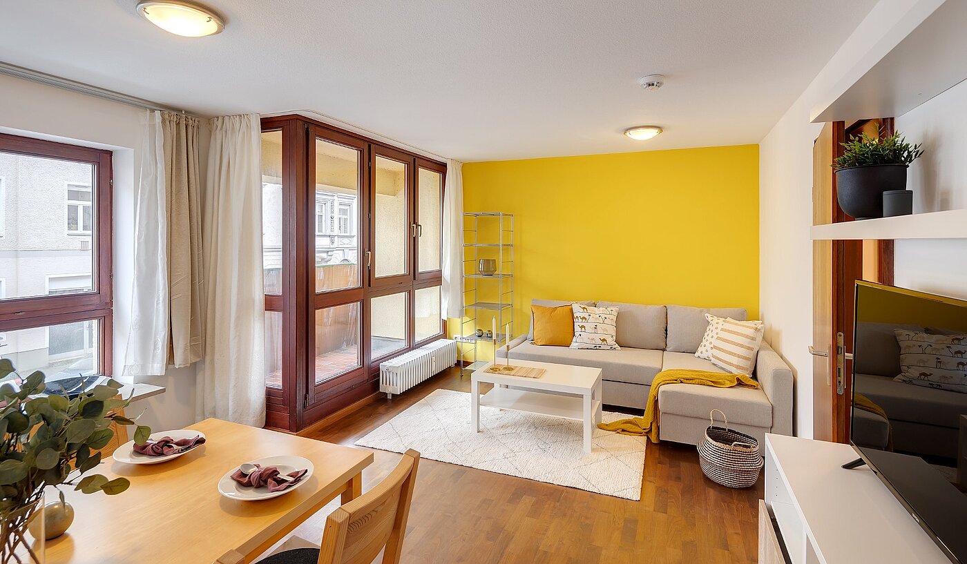 Etagenwohnung mit 2 Zimmern | München-Neuhausen | 2012ML5 | Wohnzimmer mit Loggia