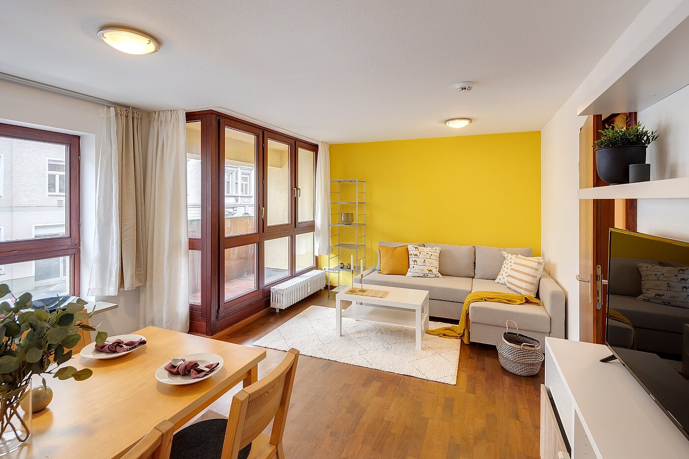 Etagenwohnung mit 2 Zimmern | München-Neuhausen | 2012ML5 | Wohnzimmer mit Loggia