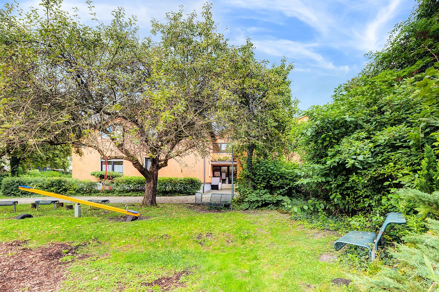 Dachgeschosswohnung mit 3 Zimmern | Karlsfeld | 70217 | Vor dem Haus viel...