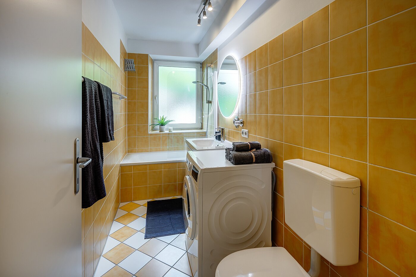 Etagenwohnung mit 2.5 Zimmern | München-Isarvorstadt | 70121 | Bad mit Fenster...