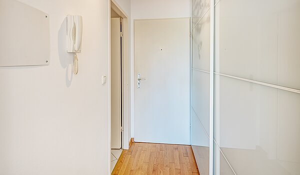 Apartment mit 2 Zimmern | München-Feldmoching | 70466 | Flur Richtung Eingang
