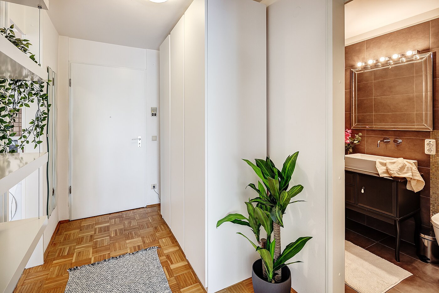 Etagenwohnung mit 1.5 Zimmern | München-Bogenhausen | 2203ML2 | Blick zur Eingangstür und zum Bad