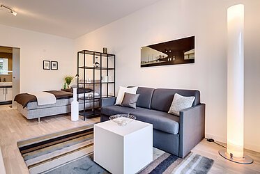 Bogenhausen: Schickes Apartment mit Wintergarten