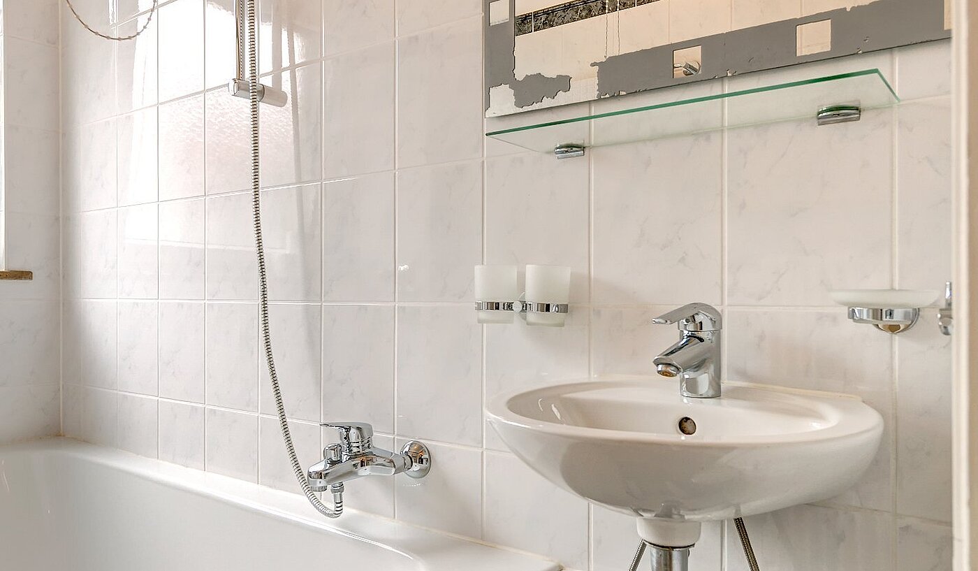 Etagenwohnung mit 1 Zimmer | München-Schwabing | 2106ML1 | ...Wannenbad mit Fenster