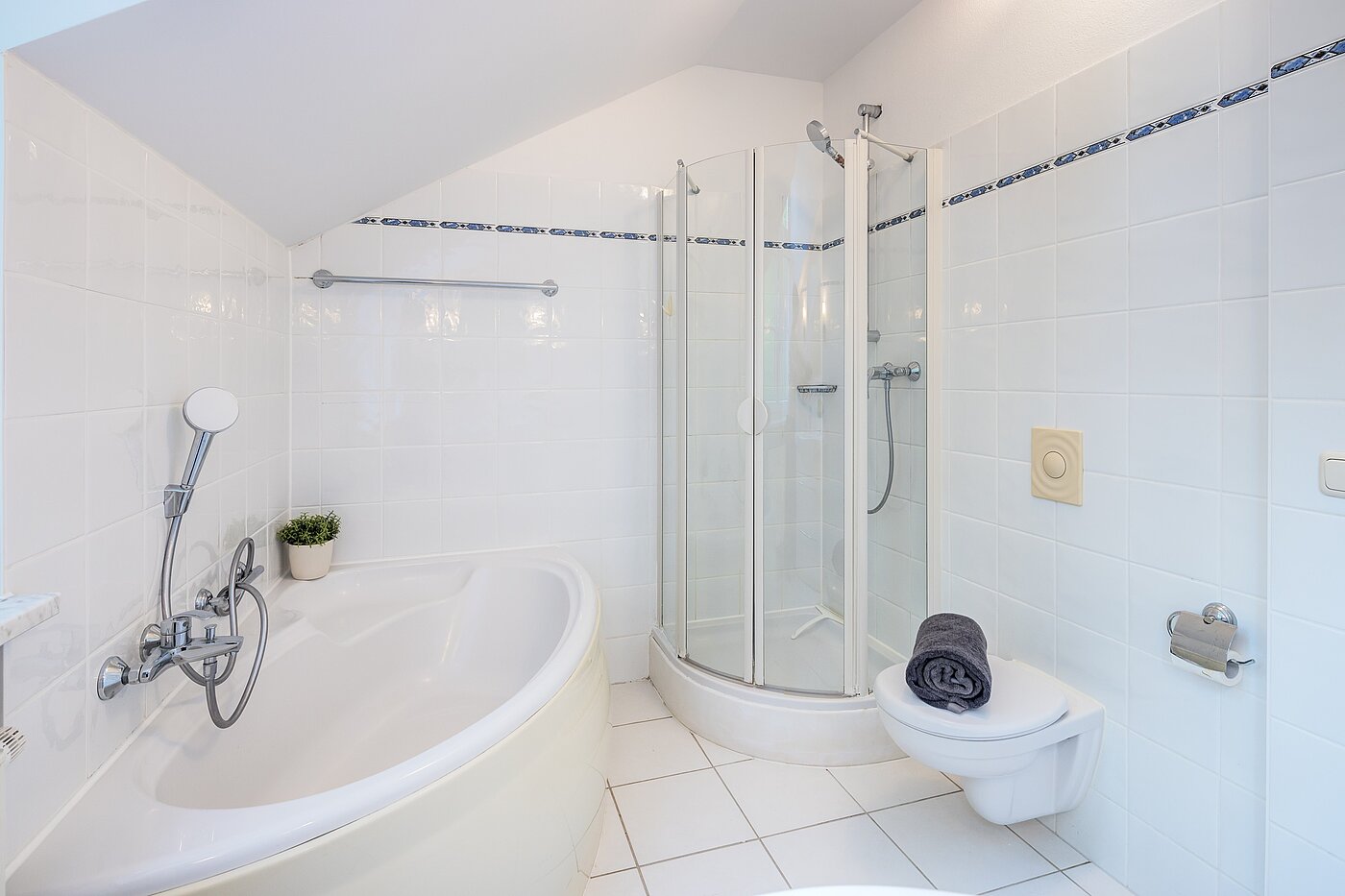 Doppelhaushälfte mit 5 Zimmern | München-Trudering | 70269 | Eckbadewanne und Dusche