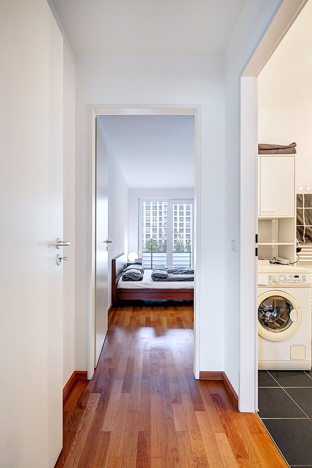 Etagenwohnung mit 2.5 Zimmern | 70020 | Flur Blickrichtung Schlafzimmer und Bad