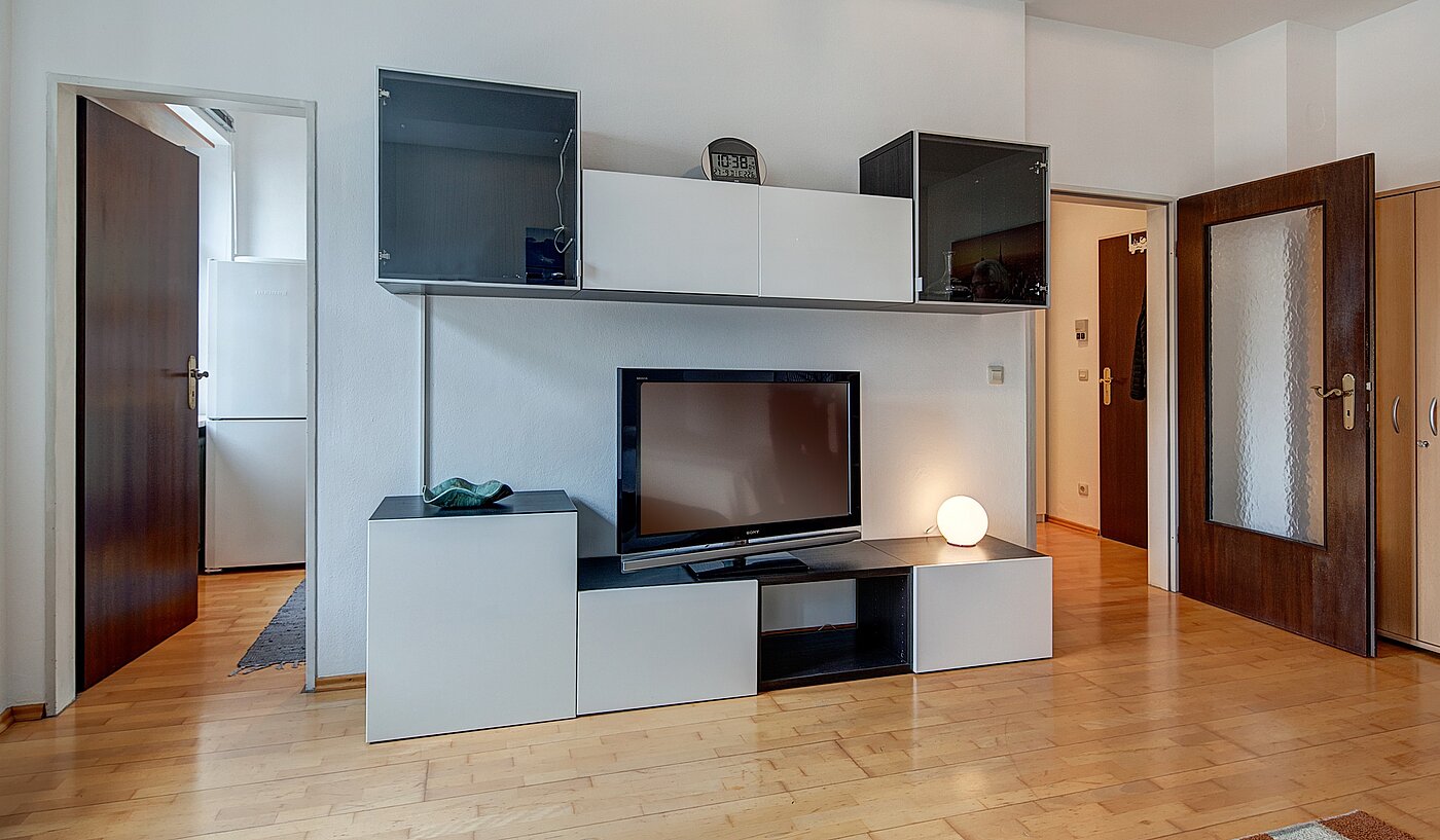 Etagenwohnung mit 1 Zimmer | München-Schwabing | 2111ML3 | Anbauwand mit Flatscreen