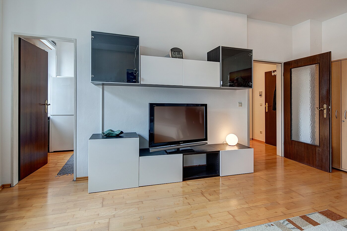 Etagenwohnung mit 1 Zimmer | München-Schwabing | 2111ML3 | Anbauwand mit Flatscreen