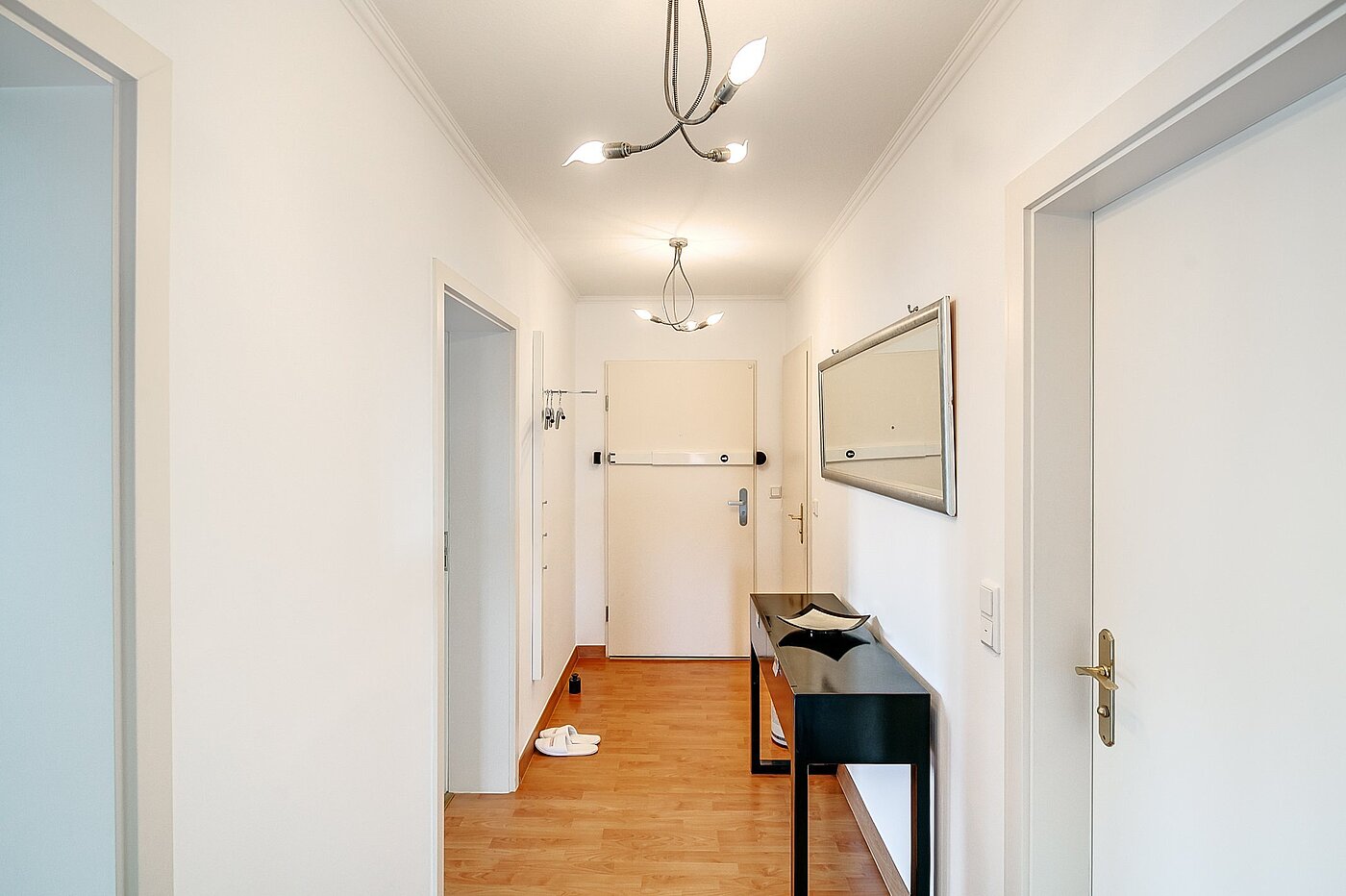 Etagenwohnung mit 2 Zimmern | München-Schwabing | 2102ML3 | Der zentrale Flur von dem ...