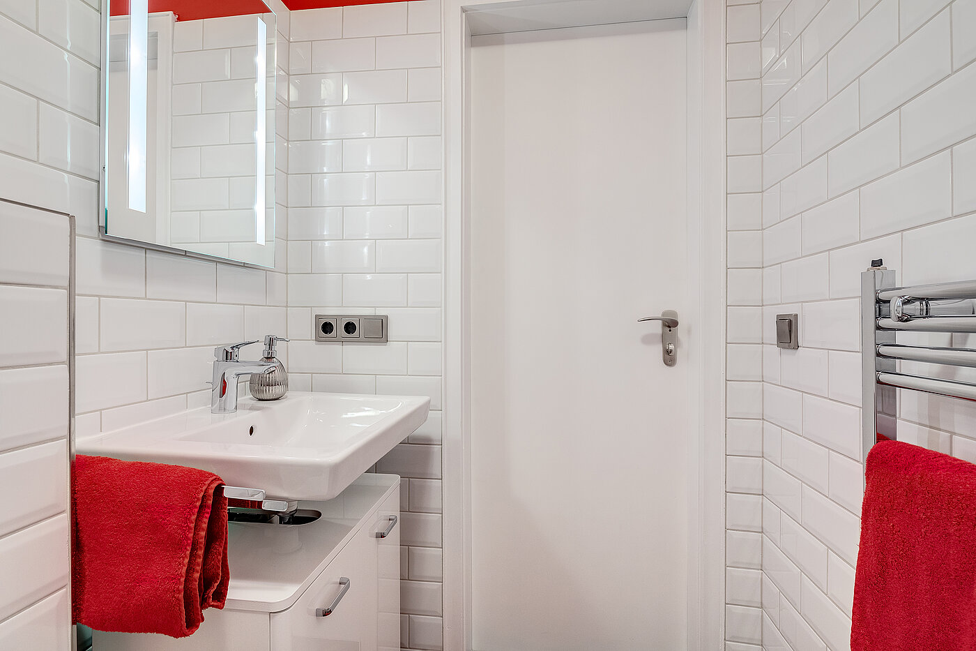 Etagenwohnung mit 2 Zimmern | München-Bogenhausen | 70287 | Weiß gefliestes Bad...