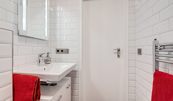 Etagenwohnung mit 2 Zimmern | München-Bogenhausen | 70287 | Weiß gefliestes Bad...