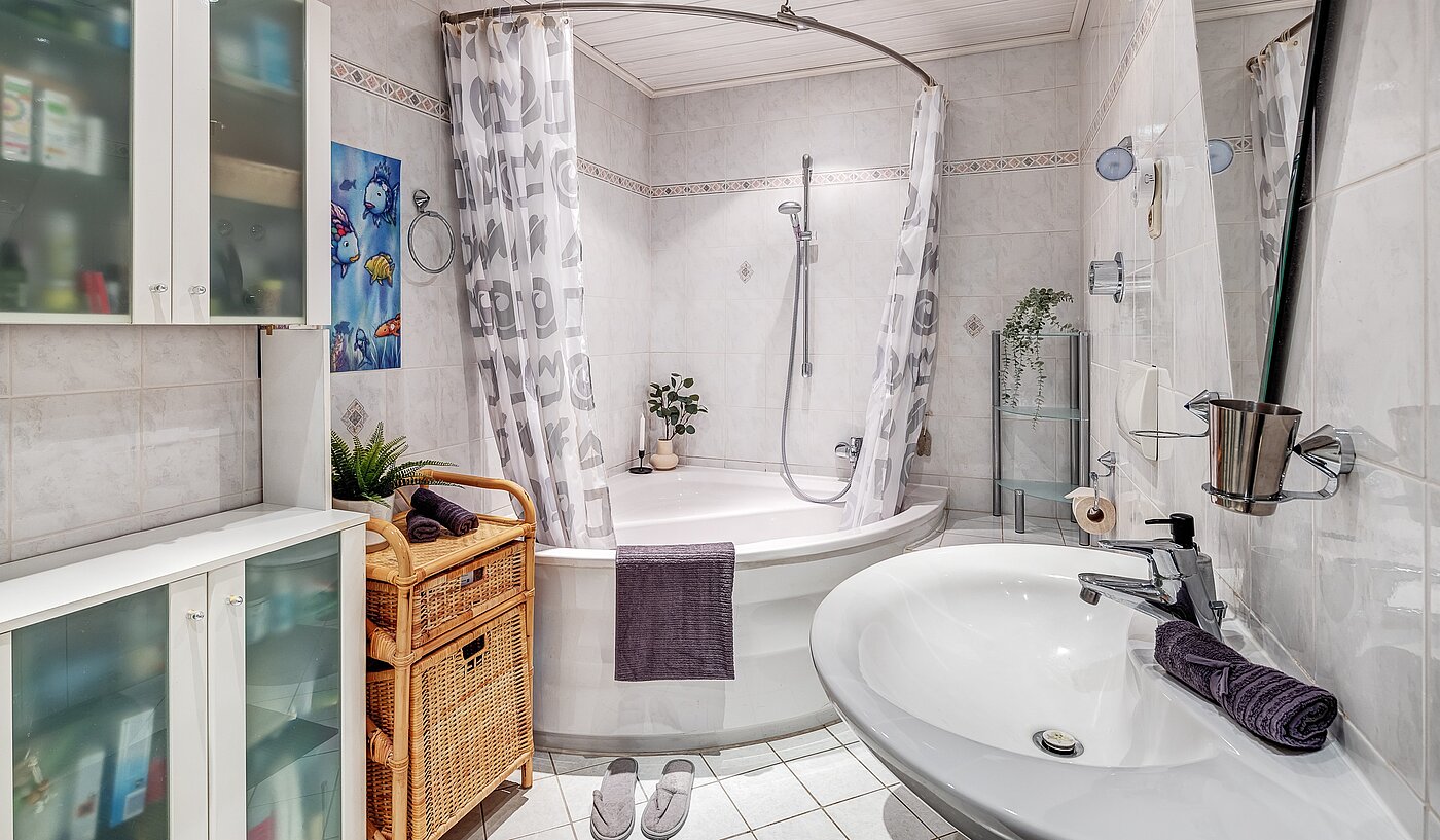 Etagenwohnung mit 2 Zimmern | Germering | 70029 | Bad mit Eckbadewanne