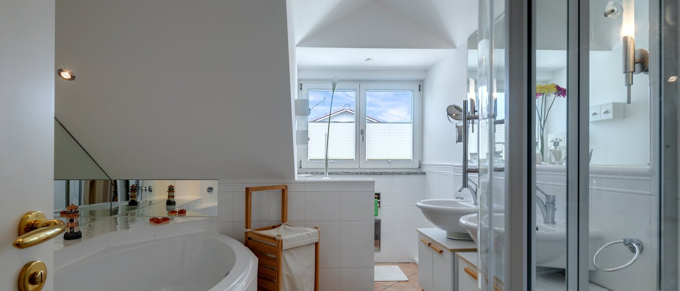 Dachgeschosswohnung Neubiberg 01 Badezimmer 10767
