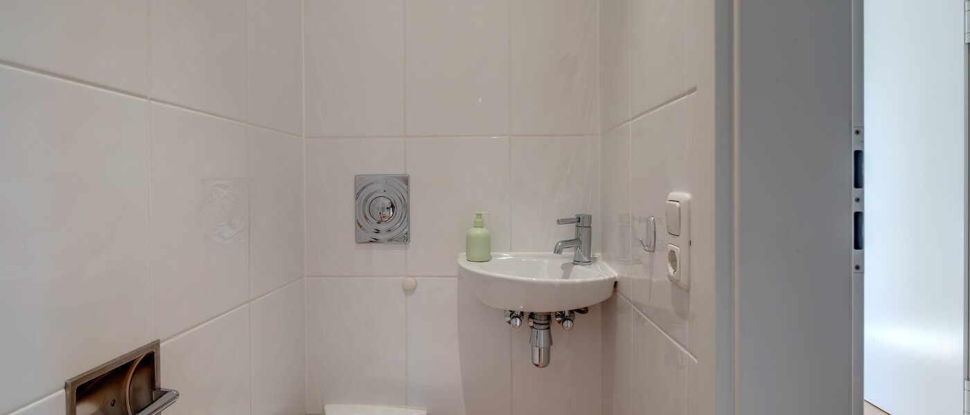 Dachgeschosswohnung Neubiberg 01 Gäste-WC 10767