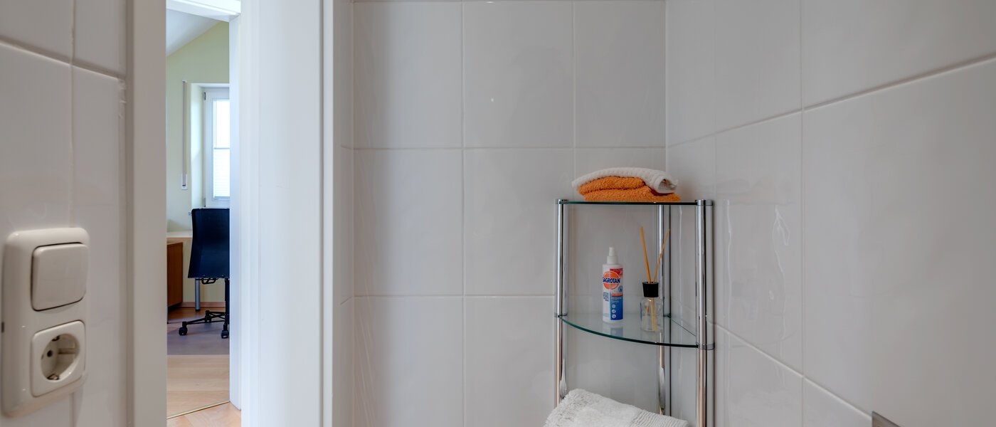 Dachgeschosswohnung Neubiberg 02 Gäste-WC 10767