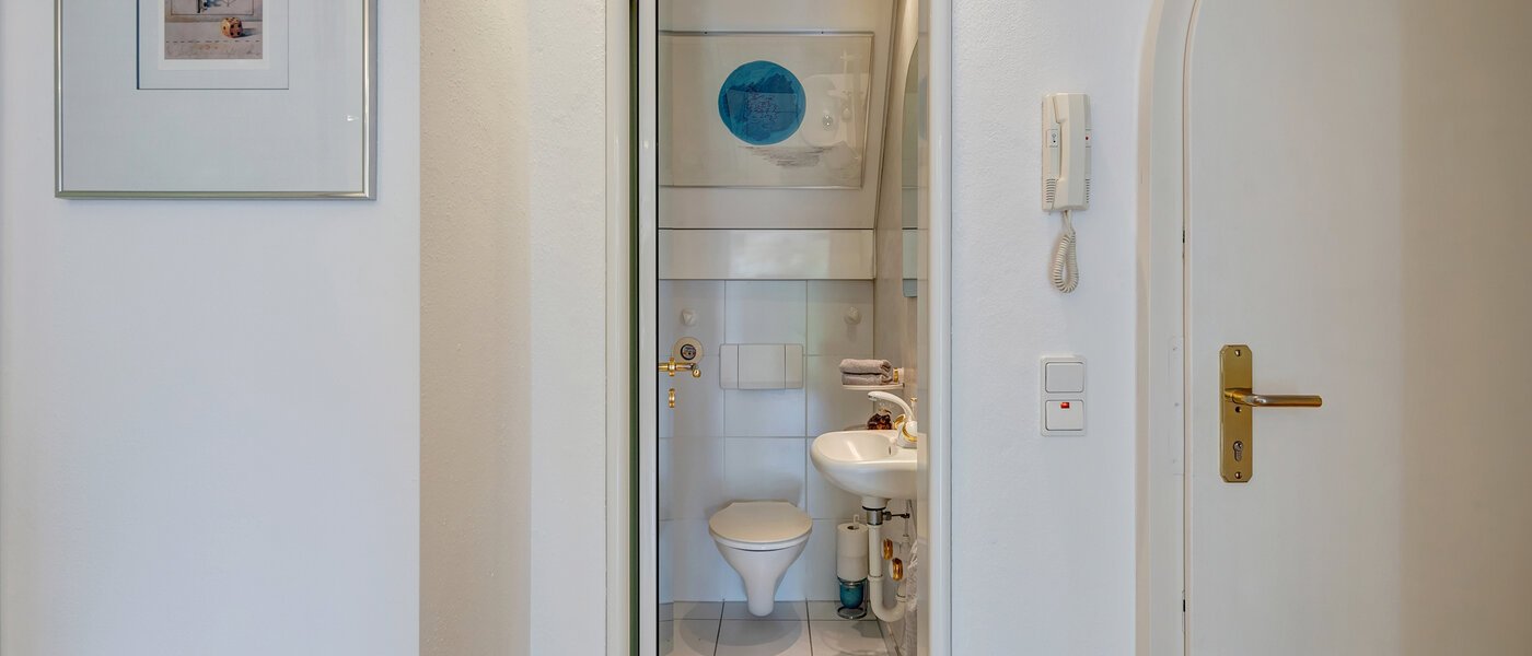 Dachterrassenwohnung München Menterschwaige 02 Gäste-WC 11267