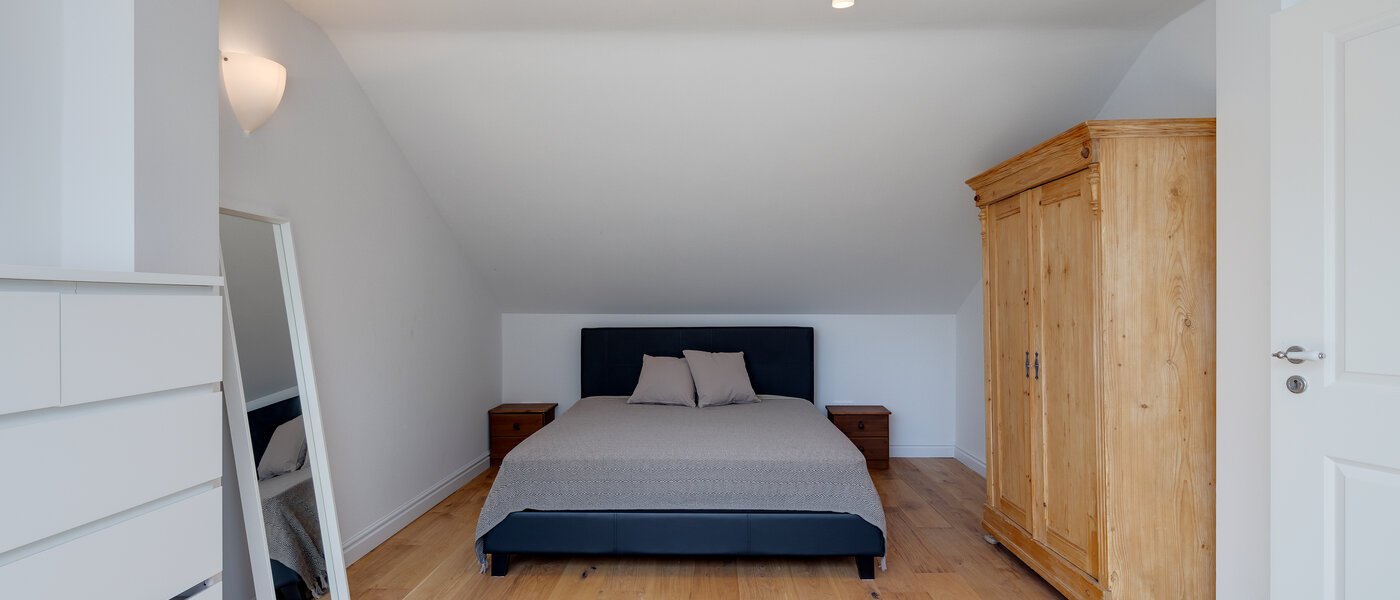 Dachgeschosswohnung Feldafing Tutzing 01 Schlafzimmer 11697