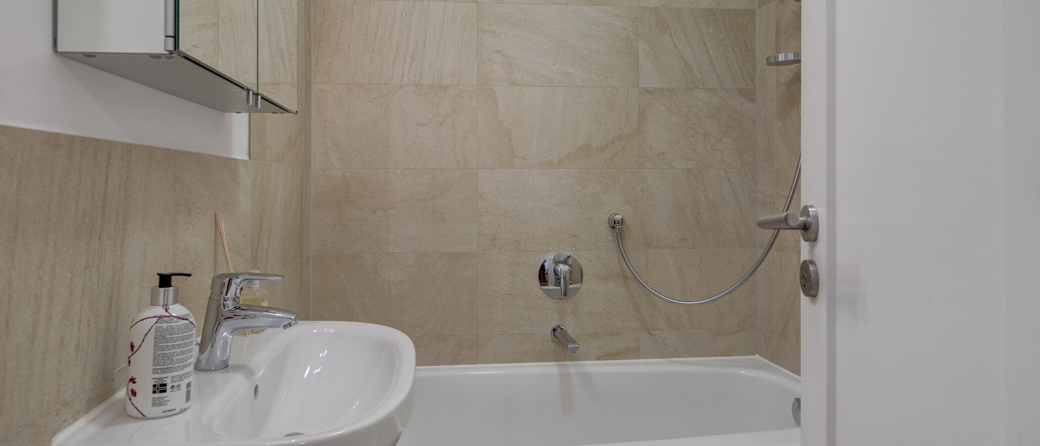 Wohnung München Schwabing (links der Leopoldstraße) 01 Badezimmer 11895