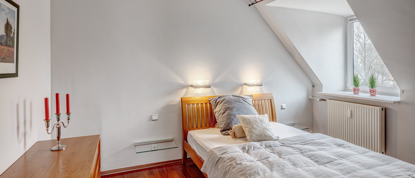 Dachgeschosswohnung München Oberföhring 01 Schlafzimmer 1206