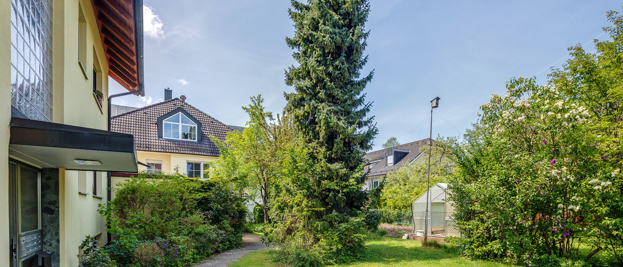 Dachgeschosswohnung München Waldperlach 01 Innenhof 12208