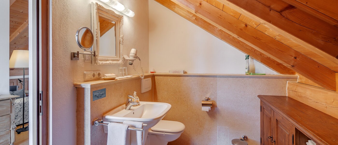 Dachgeschosswohnung Bad Heilbrunn 02 Badezimmer 12824