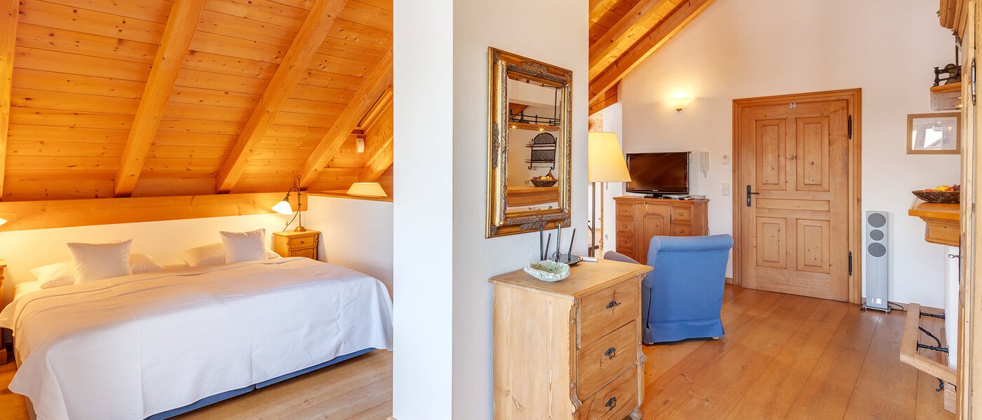 Dachgeschosswohnung Bad Heilbrunn 01 Schlafbereich 12824