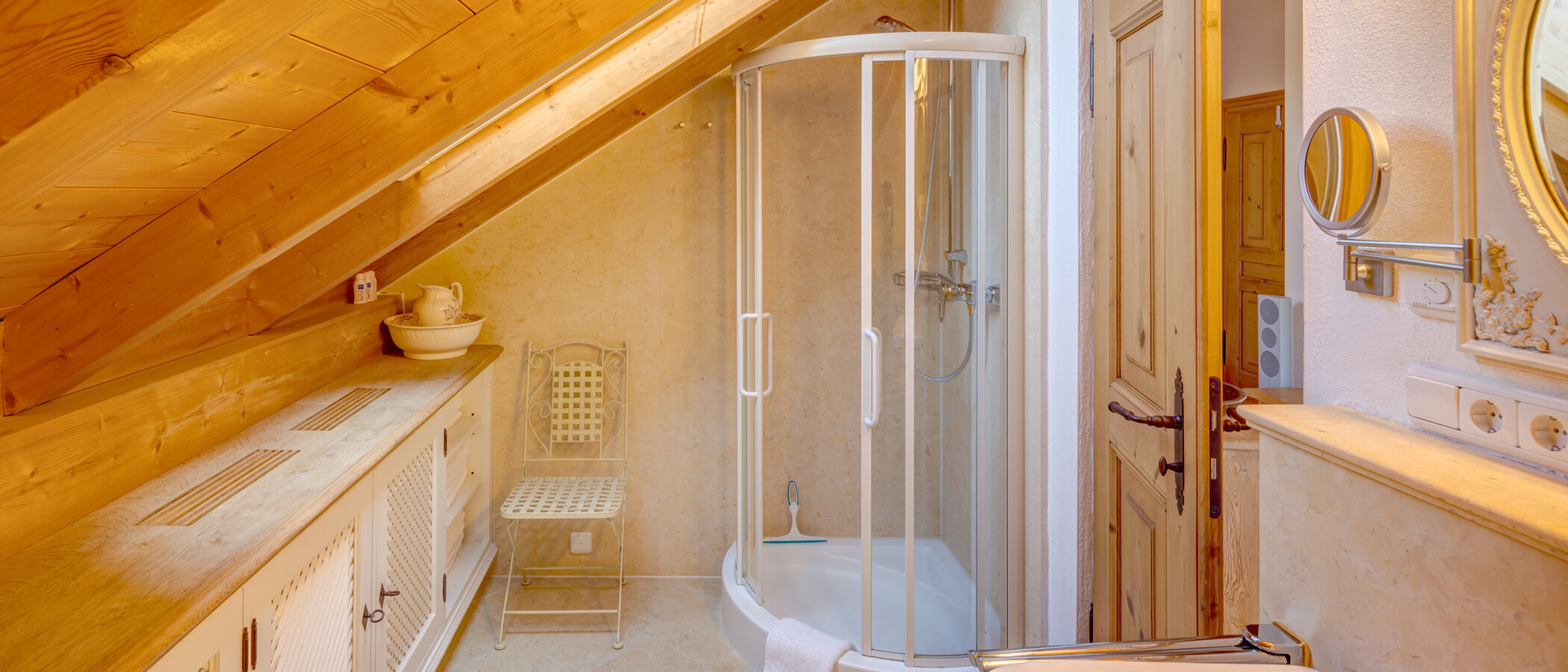 Dachgeschosswohnung Bad Heilbrunn 01 Badezimmer 12826