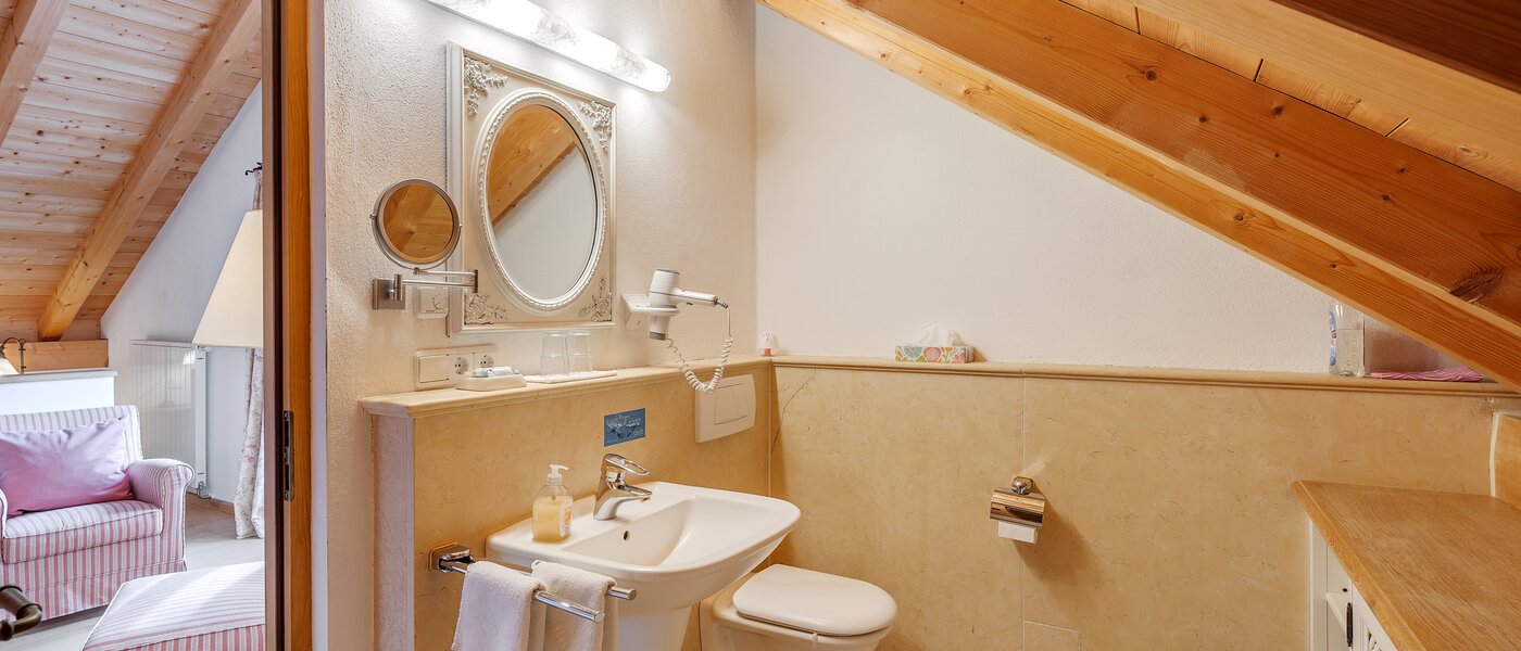 Dachgeschosswohnung Bad Heilbrunn 02 Badezimmer 12826