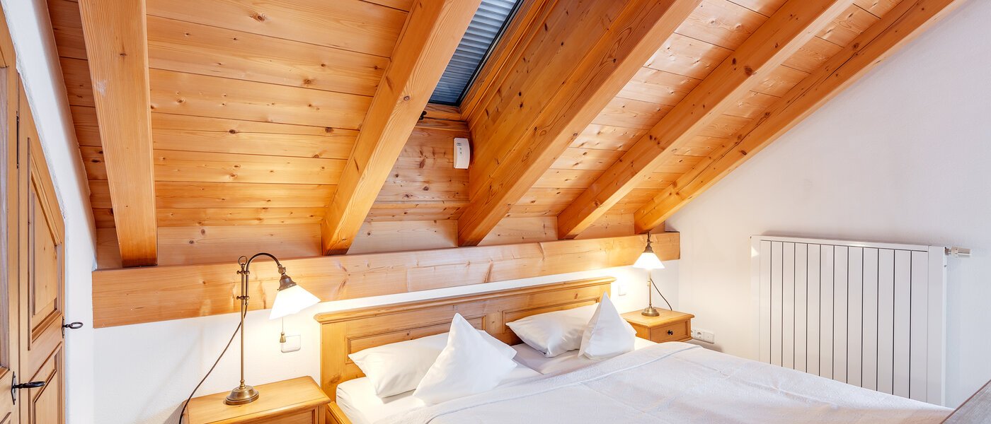 Dachgeschosswohnung Bad Heilbrunn 01 Schlafbereich 12826