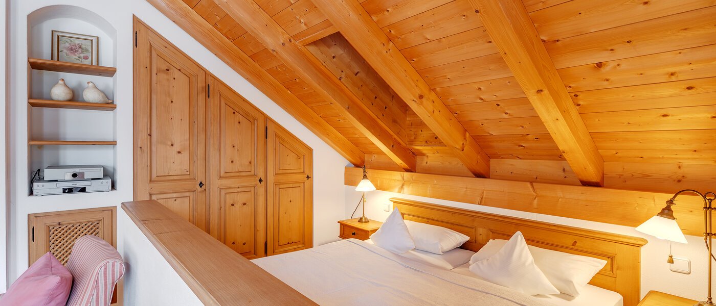 Dachgeschosswohnung Bad Heilbrunn 02 Schlafbereich 12826