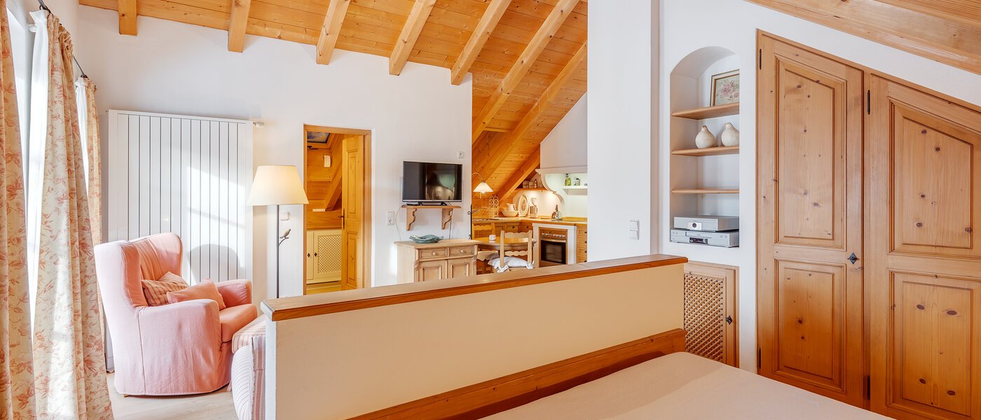 Dachgeschosswohnung Bad Heilbrunn 03 Schlafbereich 12826