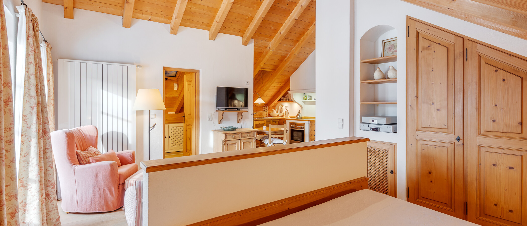 Dachgeschosswohnung Bad Heilbrunn 03 Schlafbereich 12826