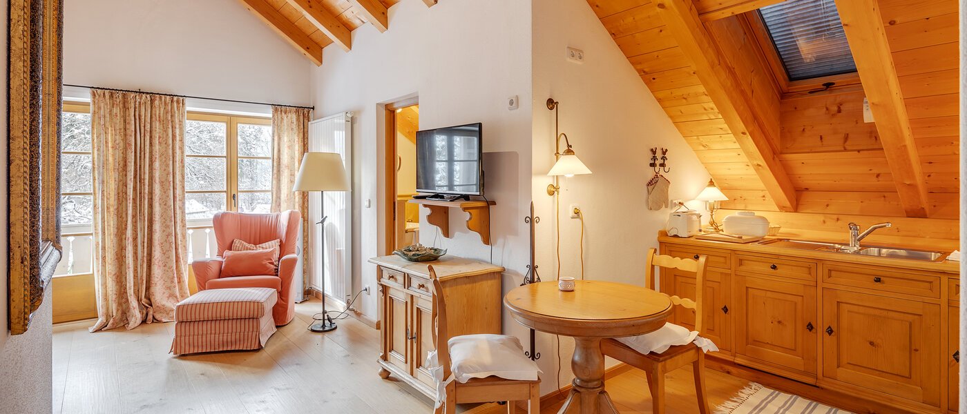 Dachgeschosswohnung Bad Heilbrunn 01 Wohnbereich 12826