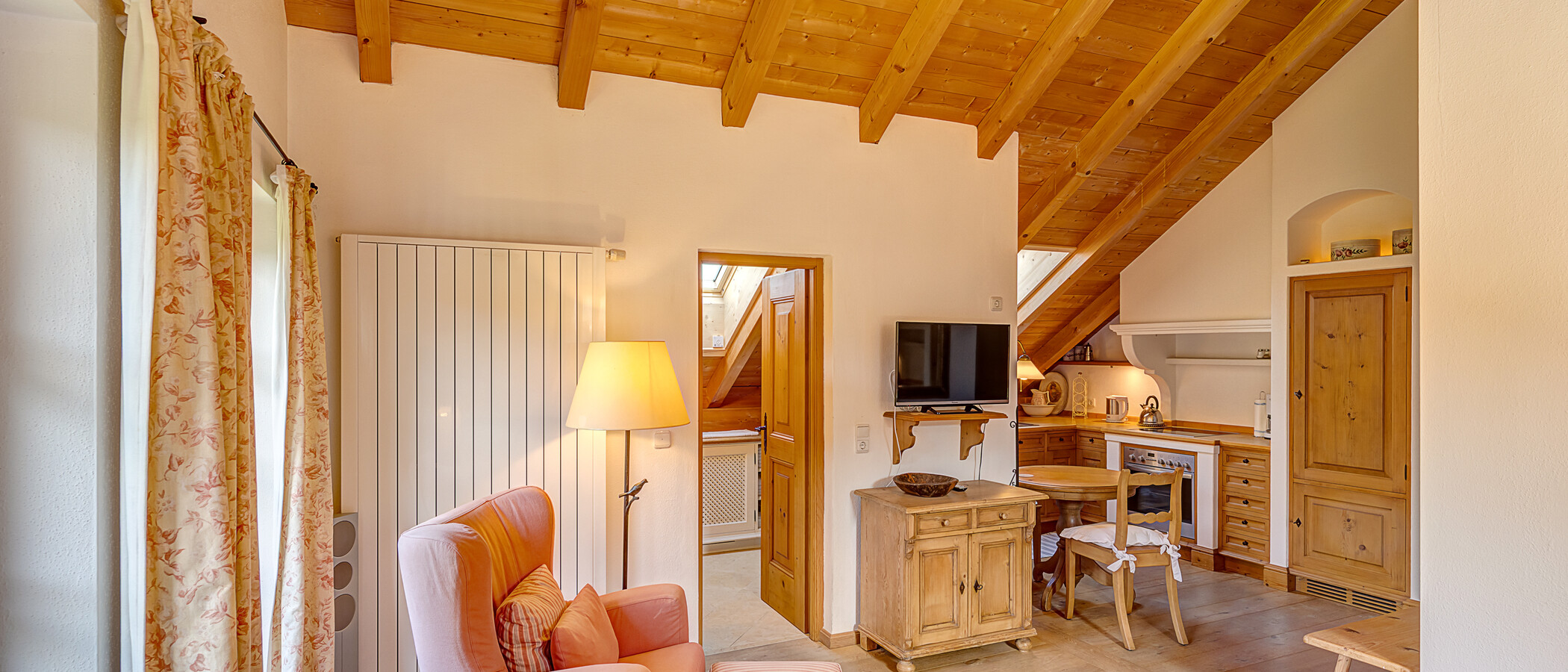 Dachgeschosswohnung Bad Heilbrunn 02 Wohnbereich 12826