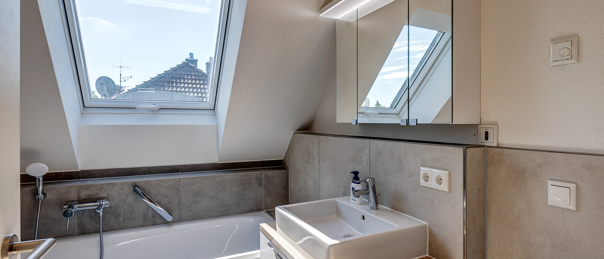 Dachgeschosswohnung München Trudering 01 Badezimmer 13137