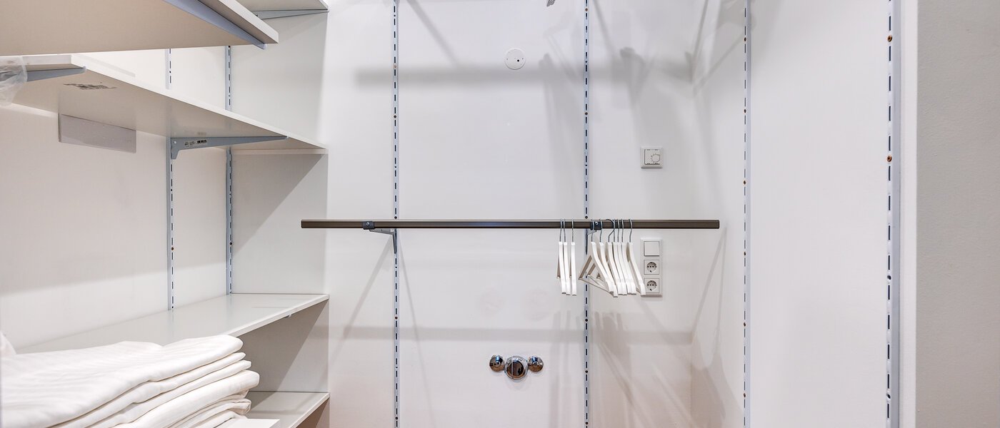 Wohnung München Moosach 01 Begehbarer Schrank 13450