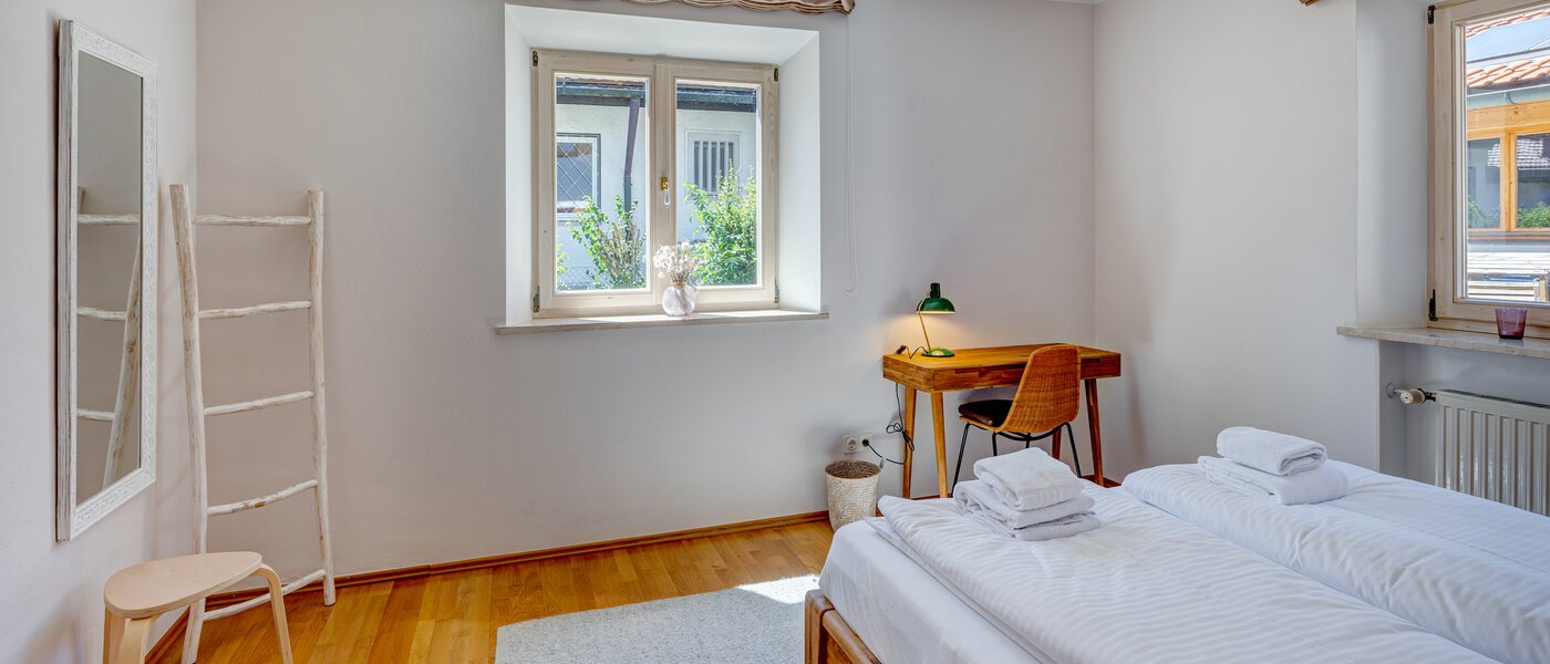 Gartenwohnung Schliersee 03 1. Schlafzimmer 13576