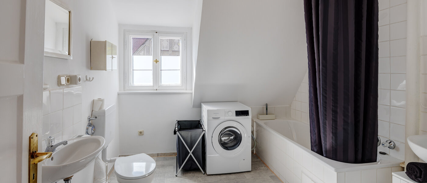 Dachgeschosswohnung München Nymphenburg 01 Badezimmer 13654