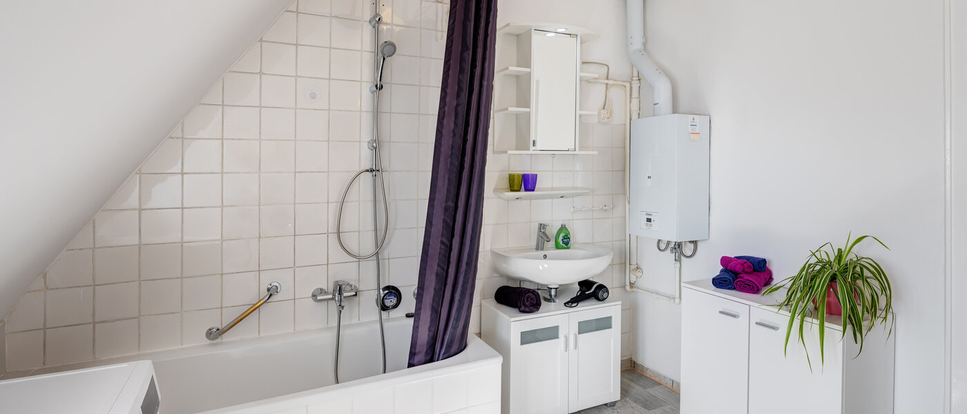 Dachgeschosswohnung München Nymphenburg 02 Badezimmer 13654