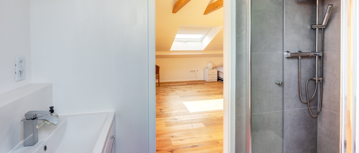 Reiheneckhaus Eichenau 01 2. Badezimmer 13696