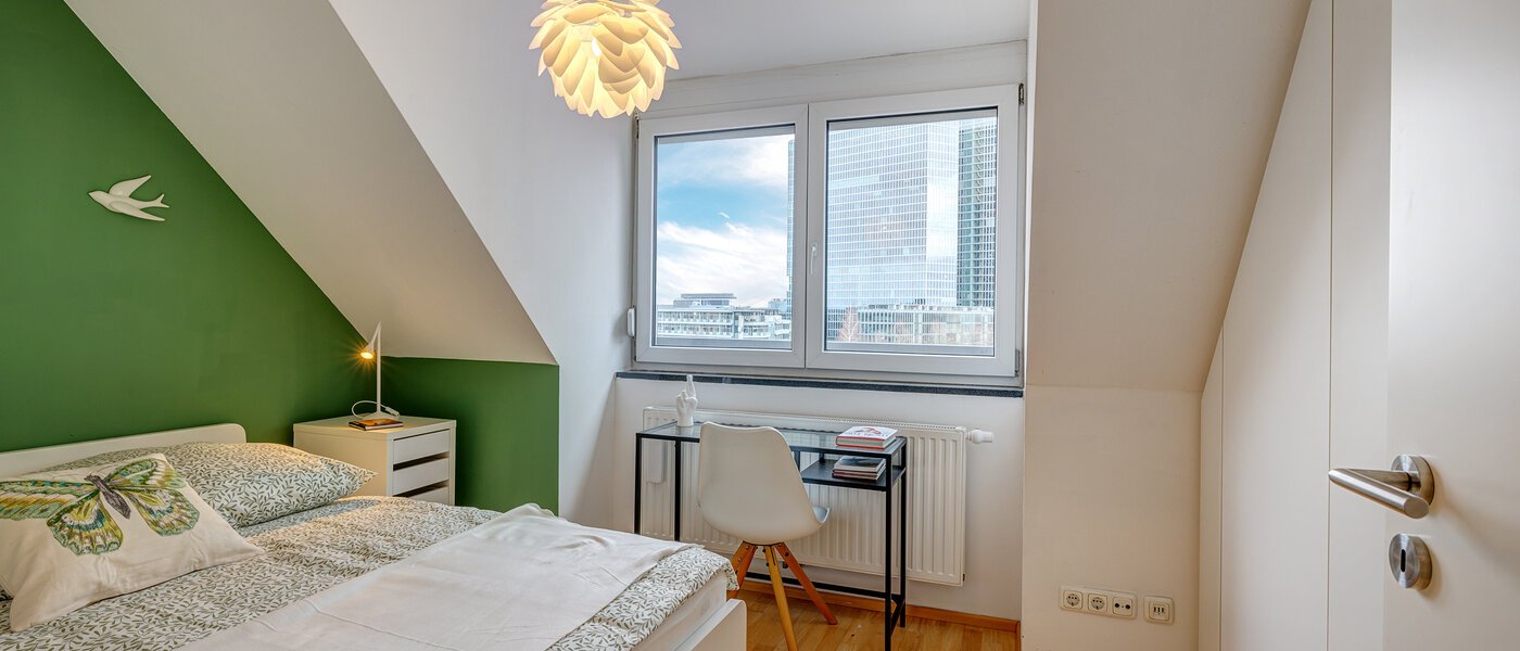 Dachgeschosswohnung München Schwabing (rechts der Leopoldstraße) 02 Schlafzimmer 13837