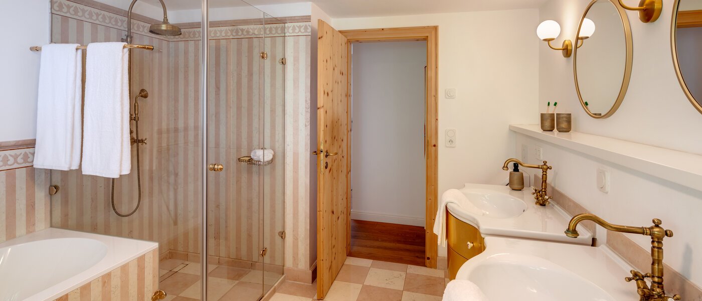 Villa Bad Wiessee 03 1. Badezimmer 14436