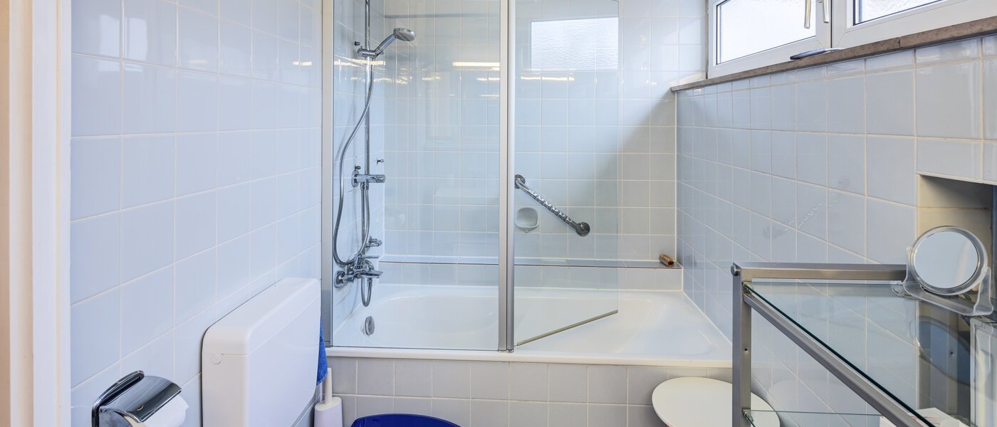 Reiheneckhaus Unterhaching 01 1. Badezimmer 14690