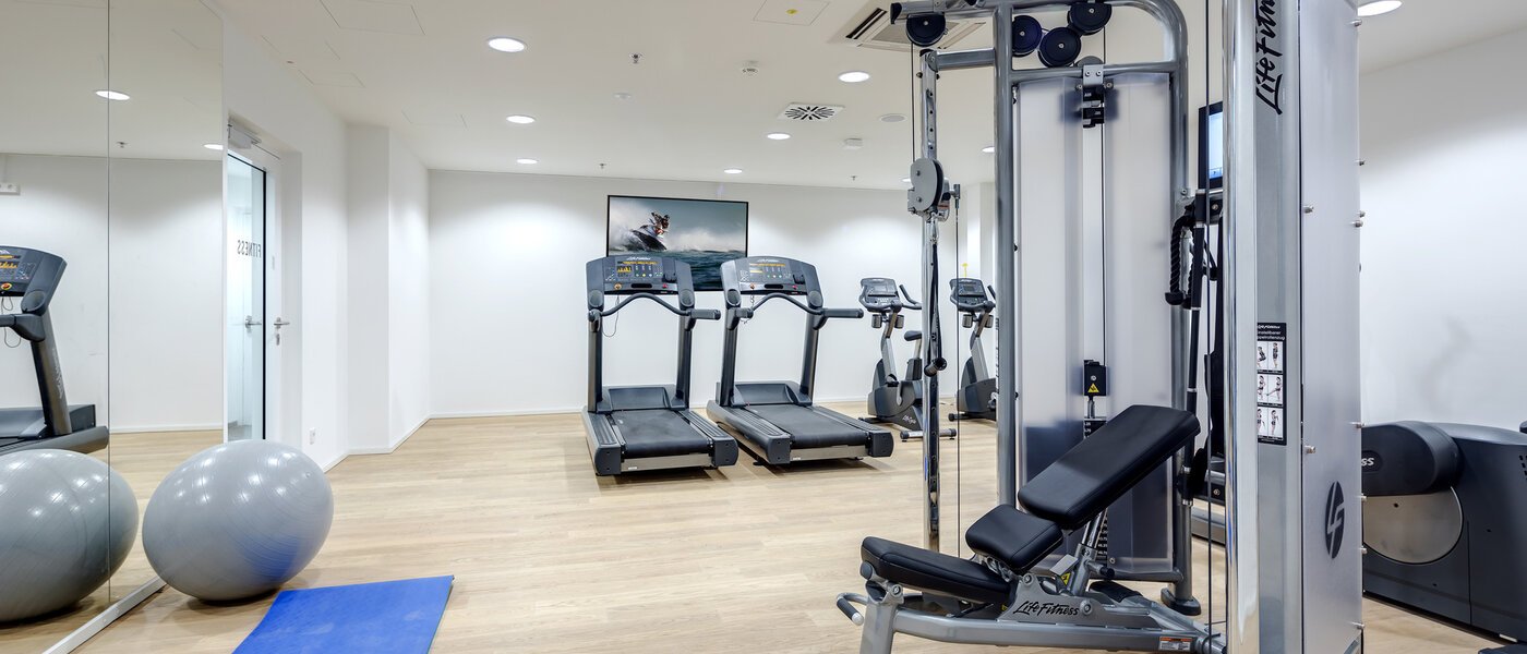 Dachterrassenwohnung München Neuhausen 02 Fitness 14699