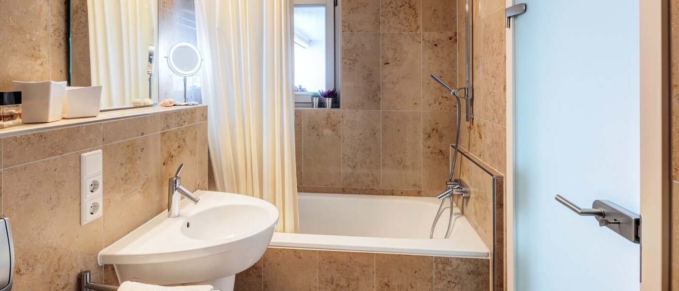 Dachgeschosswohnung München Ludwigsvorstadt 01 Badezimmer 14803