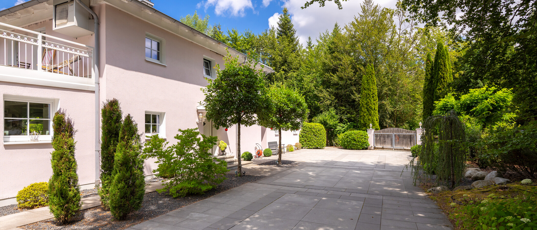 Villa Oberhaching 01 Hofeinfahrt 14925