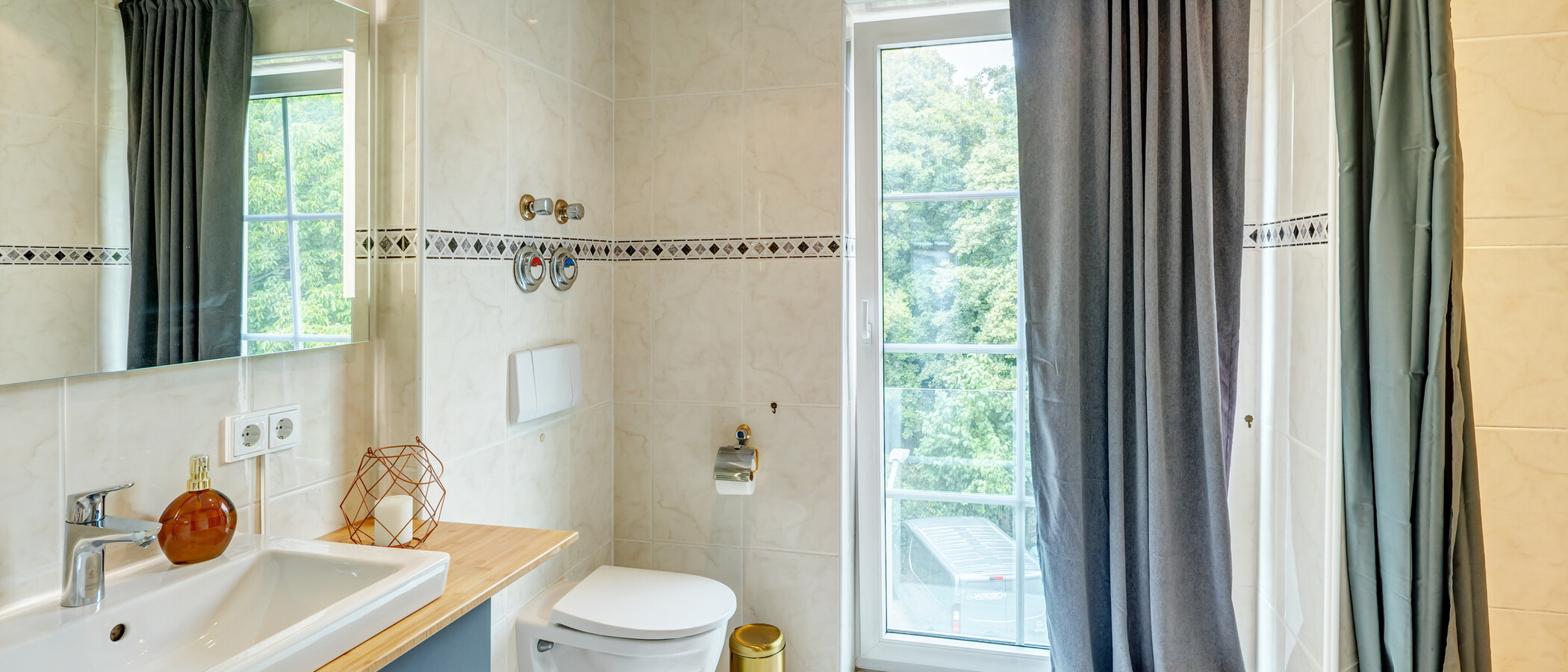Dachgeschosswohnung München Untermenzing 01 Badezimmer 14986