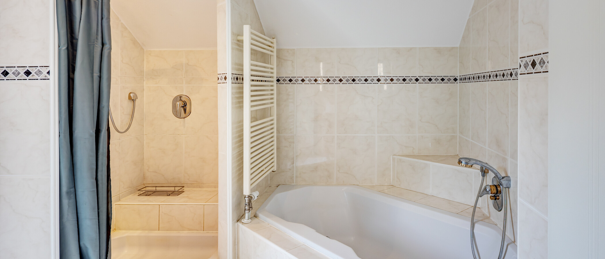 Dachgeschosswohnung München Untermenzing 02 Badezimmer 14986