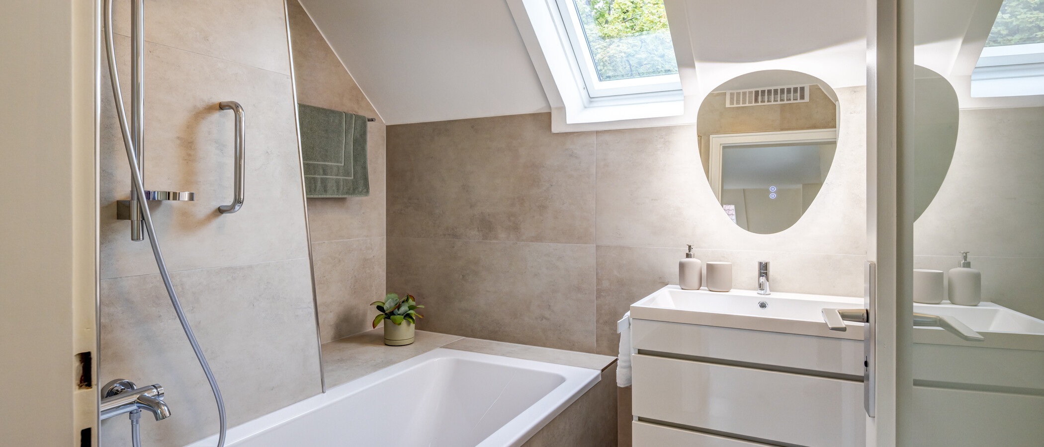 Dachgeschosswohnung München Harlaching 01 Badezimmer 14993